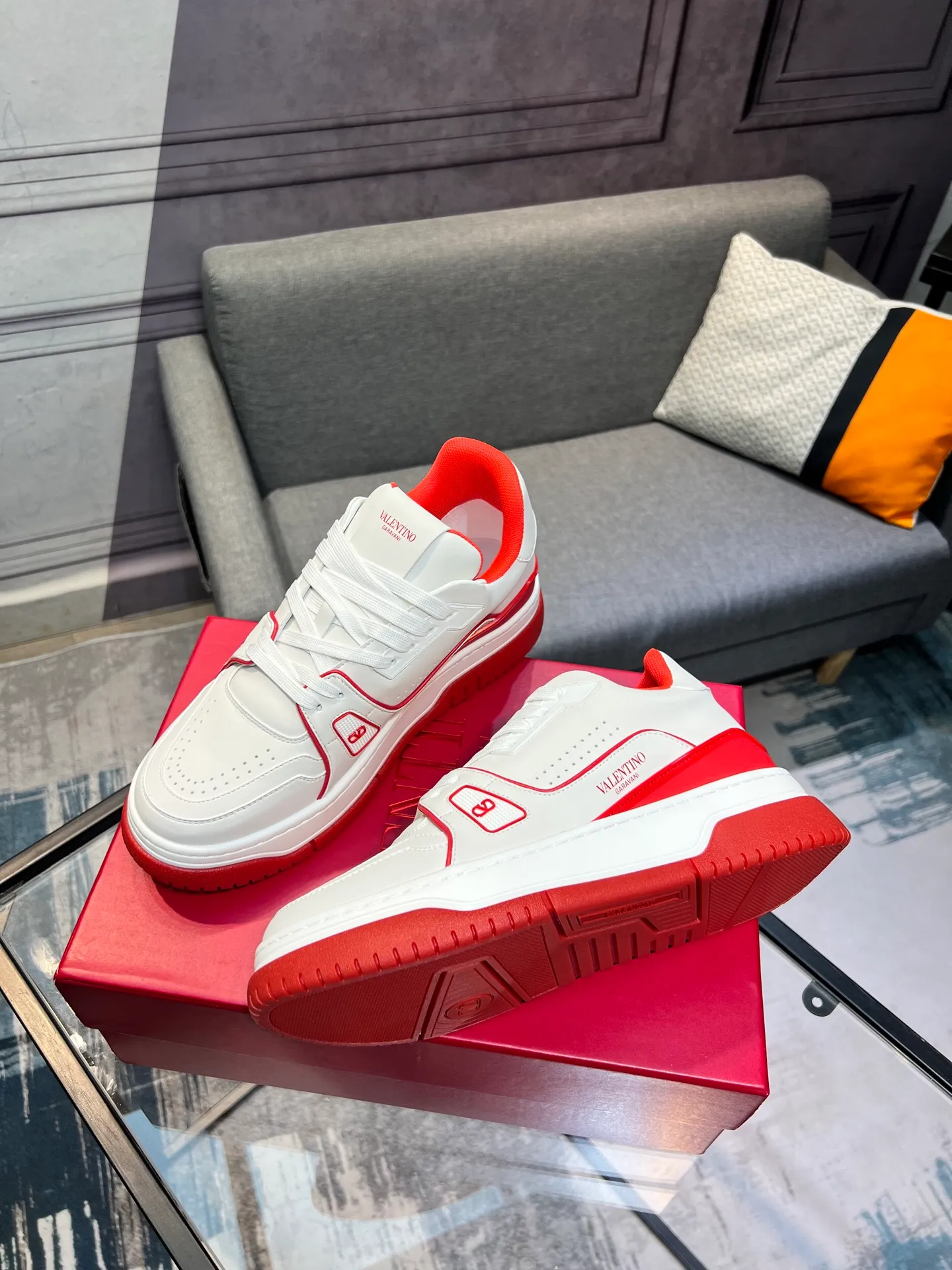 Men's Men's Shoes 💰660 Valentino 2023 early autumn new star shoes are now online! Wang Hedi and Ren Jialun have been worn by many celebrities. Who can refuse the same couple shoes as Wang Hedi! The design of Stars Stab My Heart is cool and spicy. The material of the shoes is cowhide, and every color is beautiful! Size 35-40, men’s size 39-44 (women’s 41, men’s 38, 45🉑️customized)